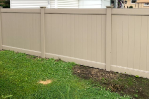 Tan PVC fence installed in Rolling Meadows, Illinois